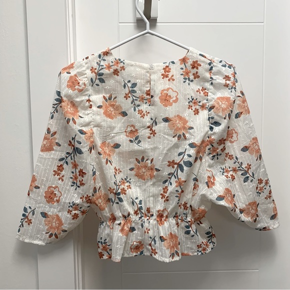 ‼️3/$30‼️ Floral blouse - Picture 3 of 4